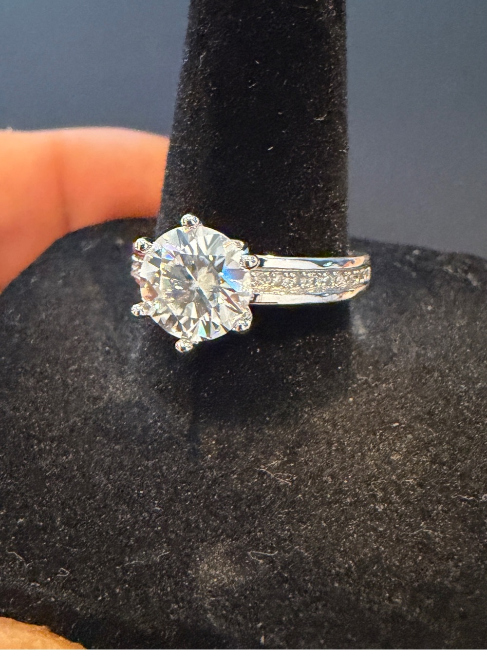 🔥 2 CT. ROUND-CUT RING — SHE’LL BE BLINGIN’! 💍🔥
Passes the Diamond Tester